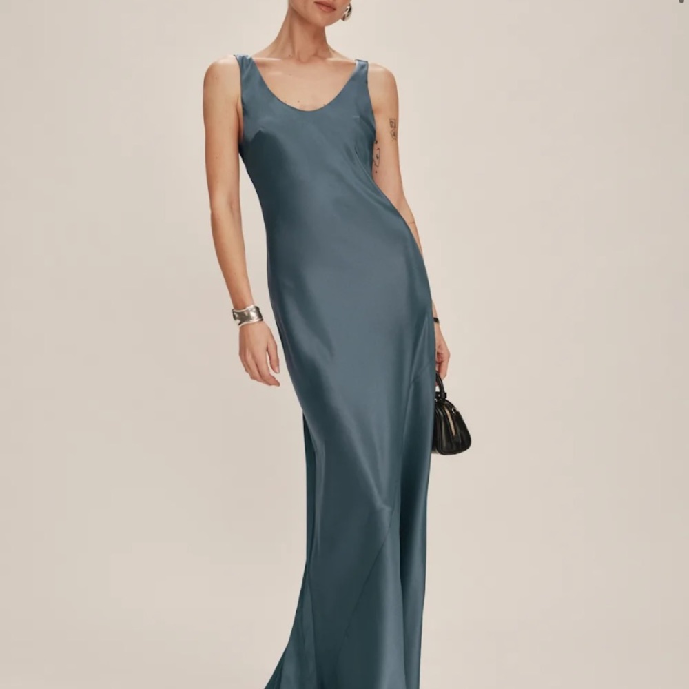 ISO reformation sapphira dress 0 or 2